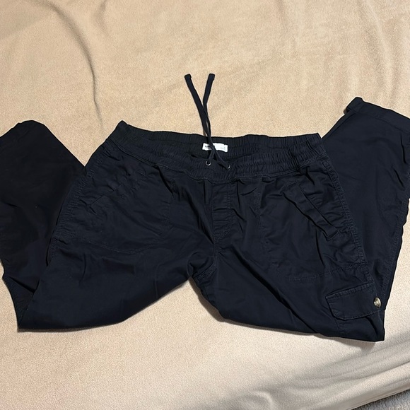 Women’s Sonoma capri pants, elastic waistband. Black. Size 16. Roll up hem. - Picture 8 of 8